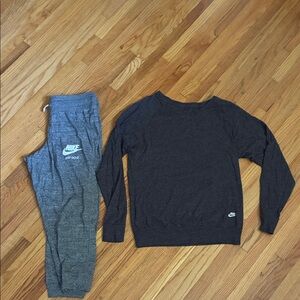 Vintage Nike crops 19” and long sleeve light weight sweatshirt